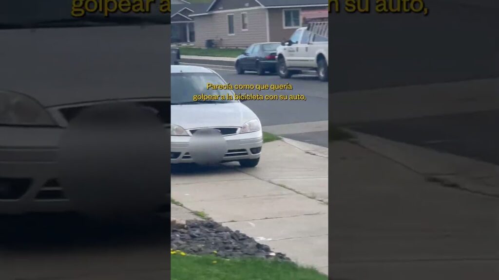 Captan a una mujer persiguiendo a un niño con su auto | Noticias Telemundo