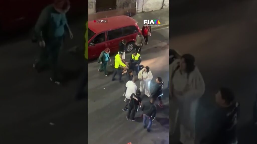 ¿Policías o réferis? Captan a uniformados viendo una pelea sin intervenir en la CDMX