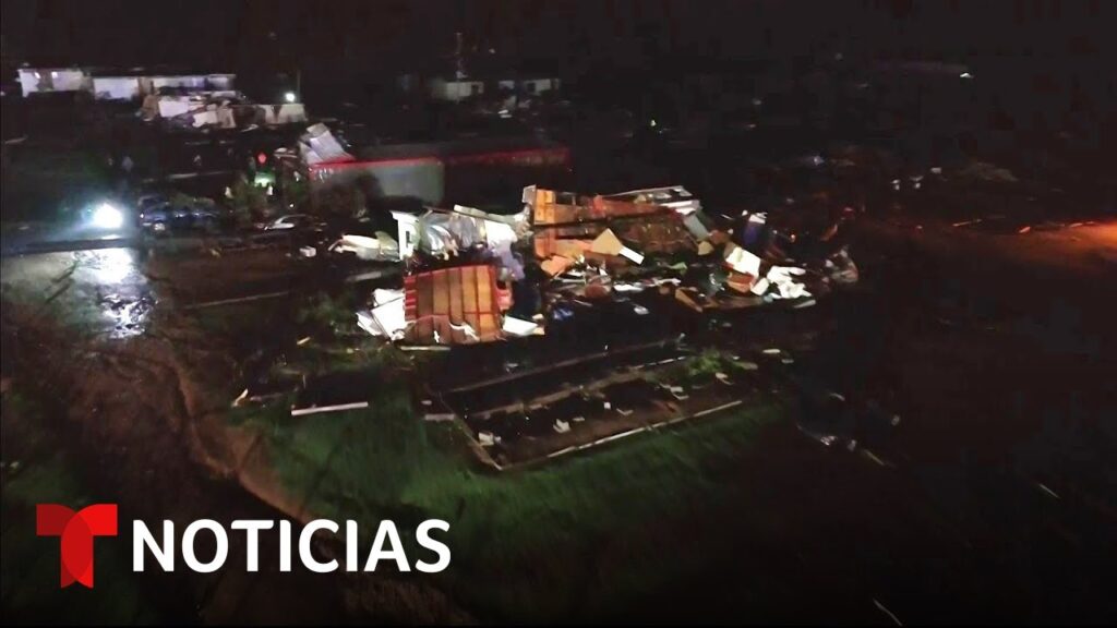 Vea videos de la destrucción causada por tornados y tormentas en dos estados | Noticias Telemundo