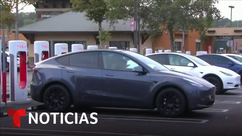 Ante el aumento de la gasolina, consumidores analizan un auto híbrido | Noticias Telemundo