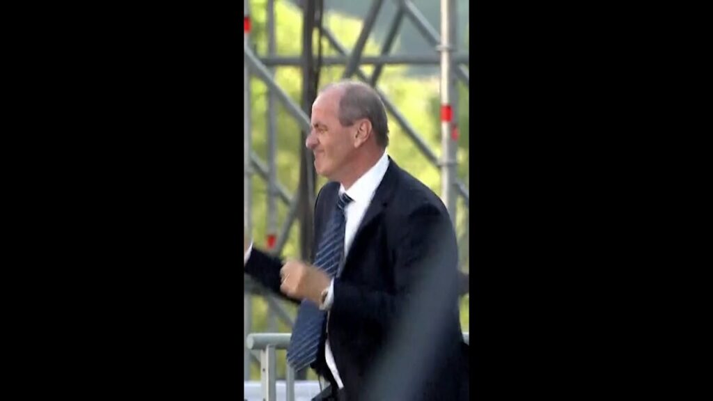 El particular baile de ministro de Hungría