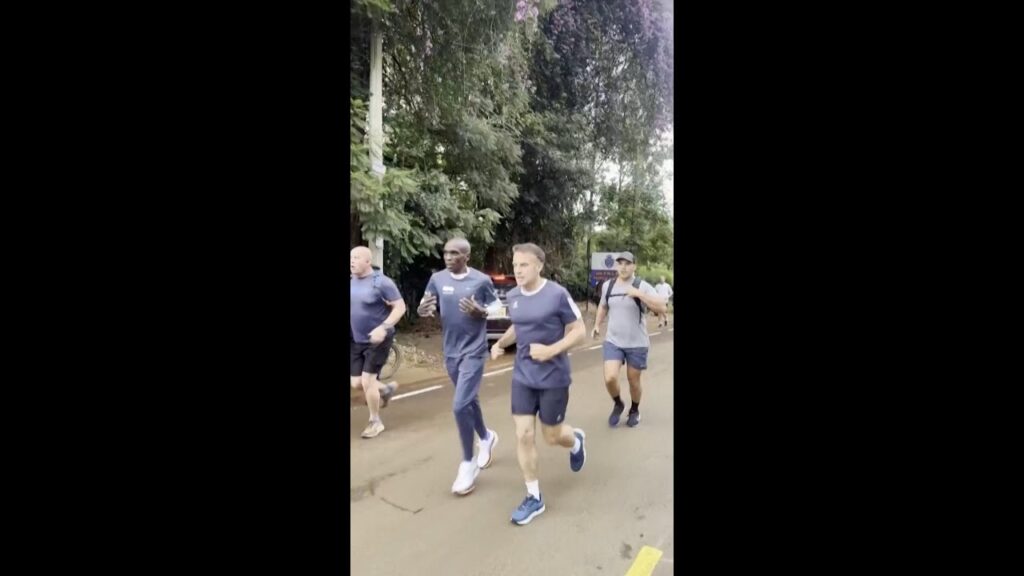 Macron salió a trotar por Nairobi con el mejor maratonista de la historia