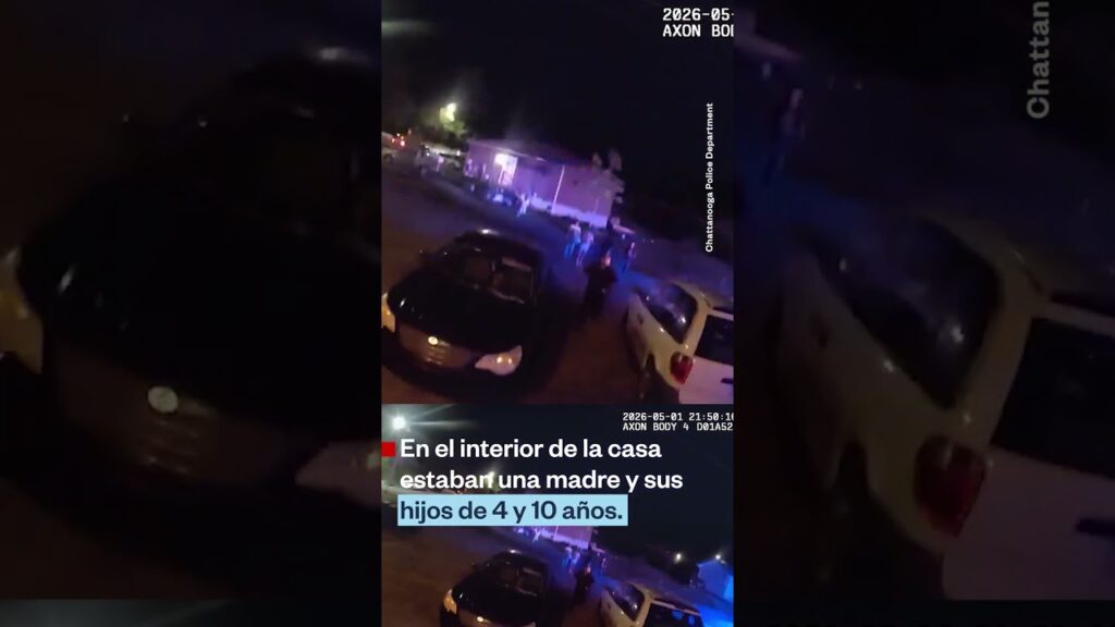 Un agente de policía rompió una puerta en llamas para salvar a una familia | Noticias Telemundo