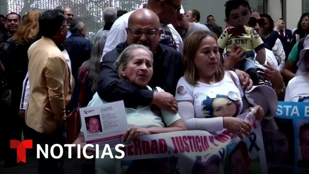 Familiares de desaparecidos mexicanos usan playera del ‘Tri’ exigiendo justicia | Noticias Telemundo