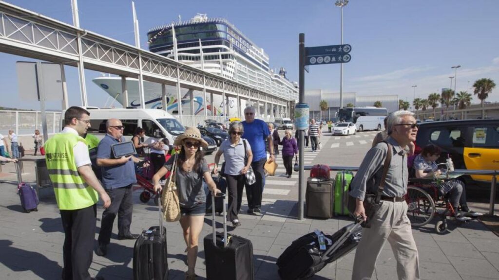 Collboni insiste en su cruzada contra los cruceros de escala en Barcelona