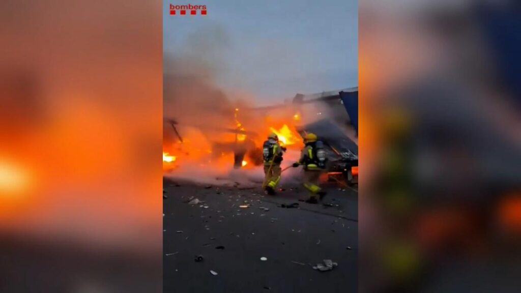 Restringido el tráfico en la AP-7 tras un aparatoso incendio en el choque entre dos camiones