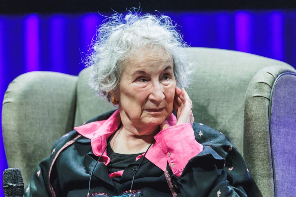La poesía de Margaret Atwood: a veces los versos llegan a tiempo | Cultura