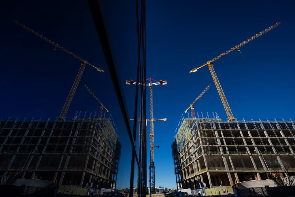 El nudo gordiano del ladrillo: la sobrerregulación que estranguló la vivienda
