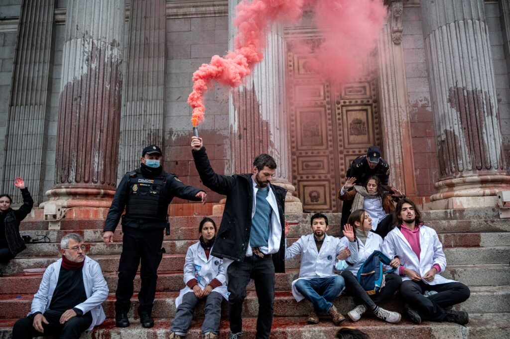Criminalizar la protesta climática: la pesadilla kafkiana de Jorge Riechmann | Opinión