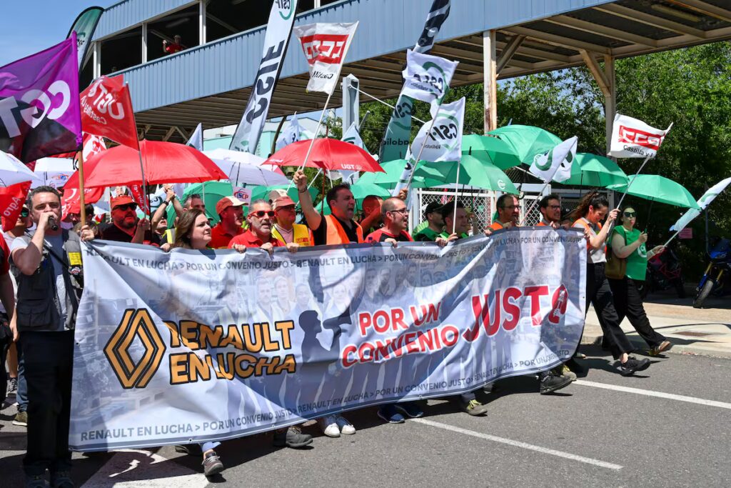 Renault alcanza un acuerdo salarial con los sindicatos y asegura la llegada de nuevos modelos a Palencia y Valladolid | Empresas