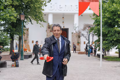 La mitad de los artistas de la Bienal de Venecia renuncian a optar a los premios creados tras la dimisión del jurado | Cultura