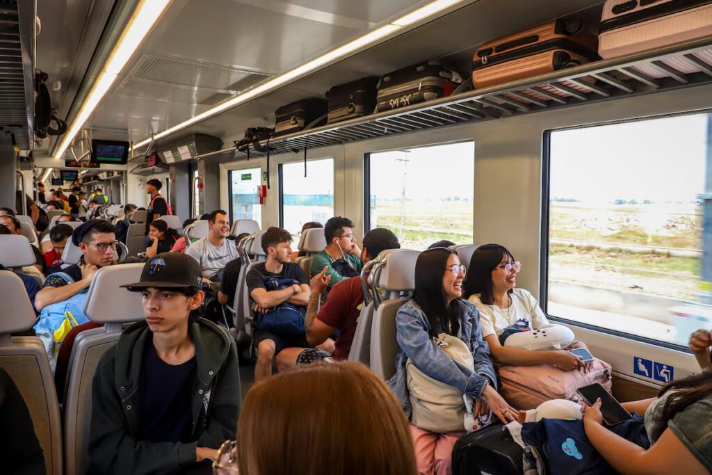 Todos quieren subirse al nuevo tren que lleva al AIFA: “Años esperando que abriera” | Economía