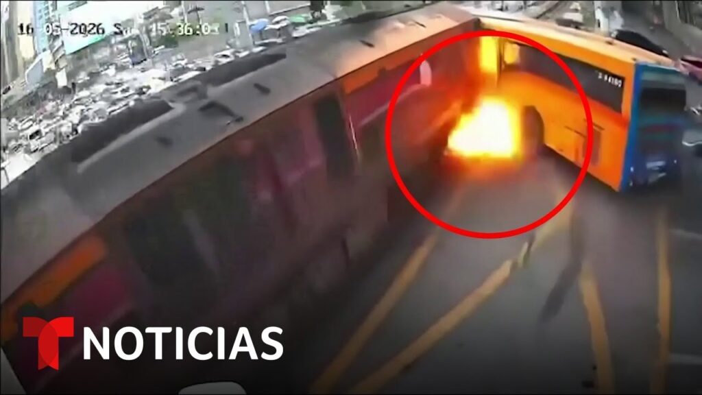 Reportan ocho muertos tras impactar un tren contra un autobús en Tailandia | Noticias Telemundo