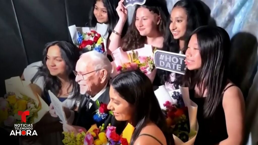 Jóvenes organizan baile para veterano de 100 años que no fue a su graduación | Noticias Telemundo
