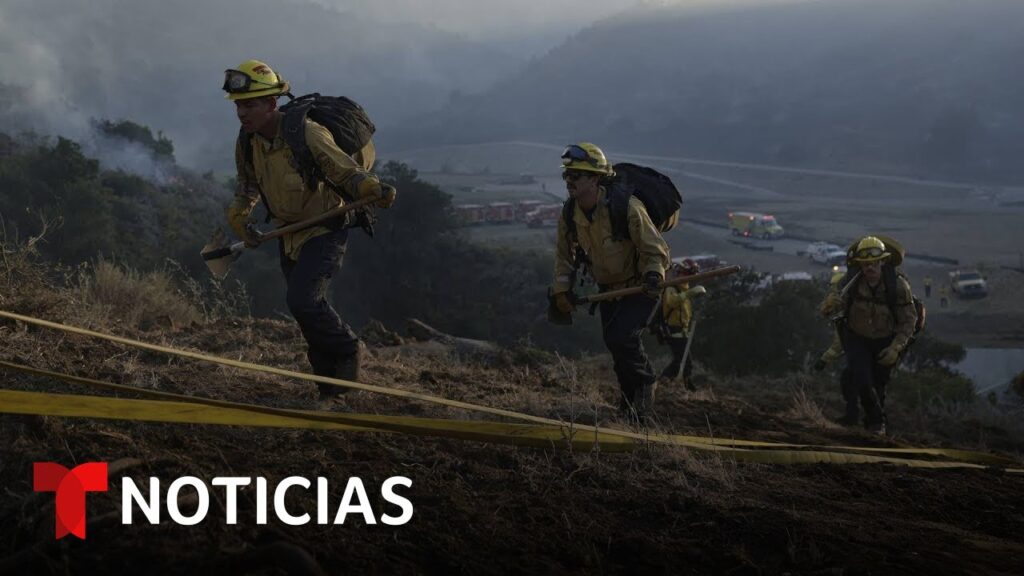 Centenares de bomberos luchan contra un intenso incendio en California | Noticias Telemundo