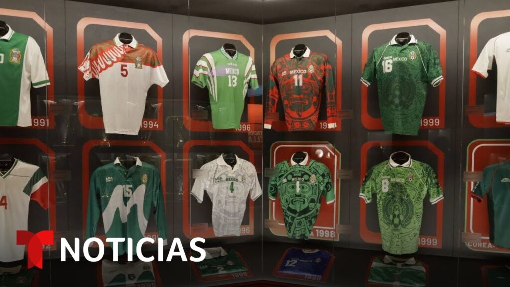 Inauguran exposición en México con más de 15,000 piezas futboleras | Noticias Telemundo