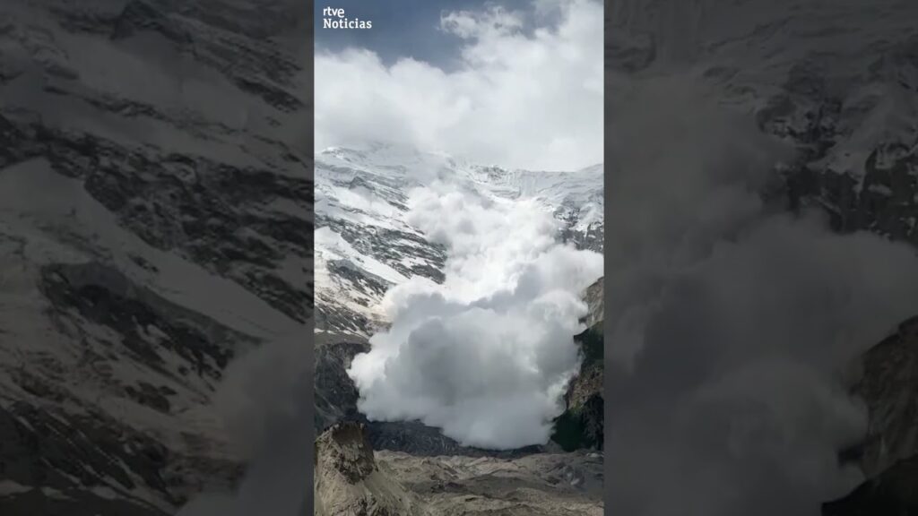 #shorts: #AVALANCHA #NIEVE #XINJIANG (#CHINA) por la subida de las #TEMPERATURAS