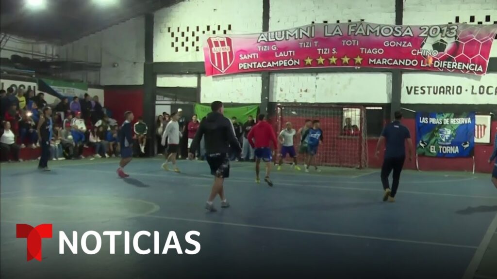 Así juegan en calles de Argentina el ‘fútbol de potrero’ | Noticias Telemundo