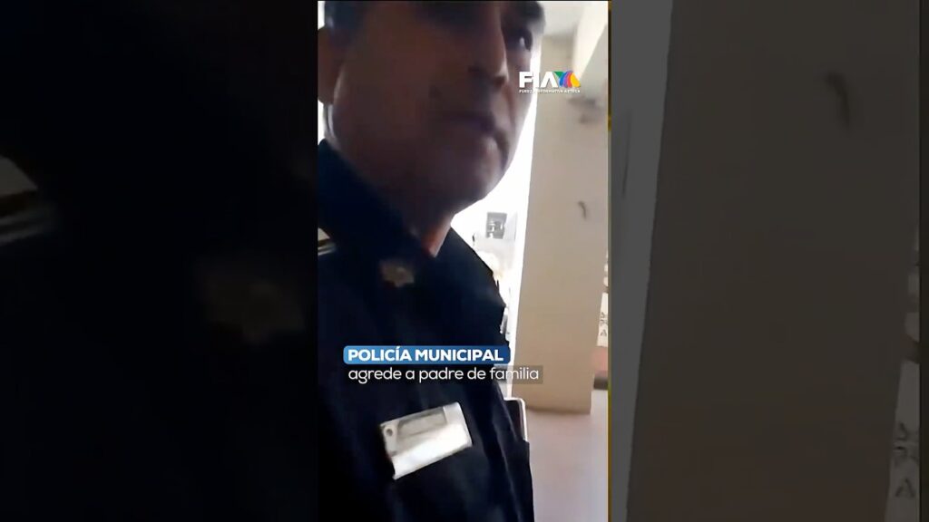 Subdirector de policía pierde el control tras ser grabado por ciudadano