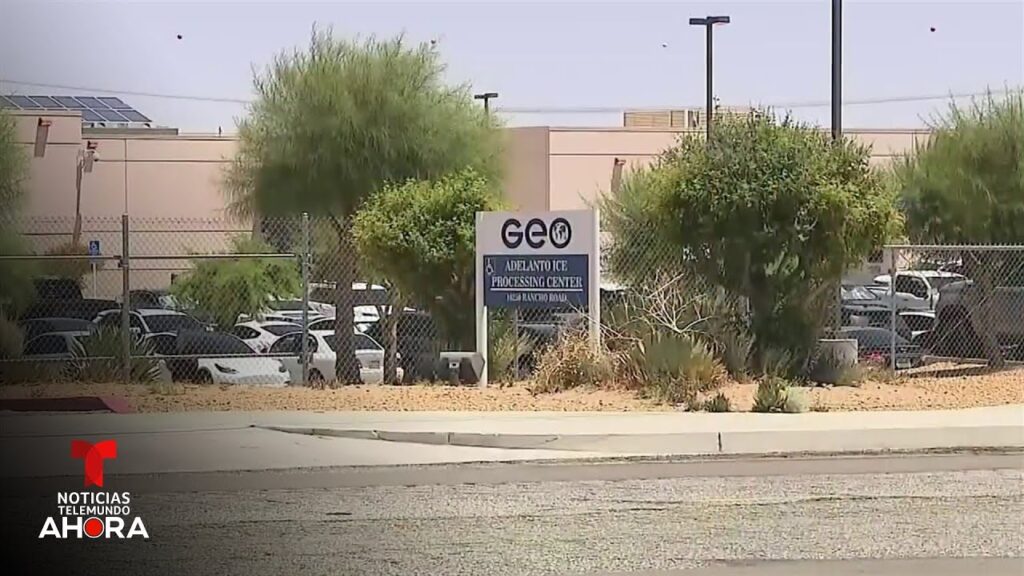 Aseguran que son 20 las personas en huelga de hambre en un centro de ICE | Noticias Telemundo