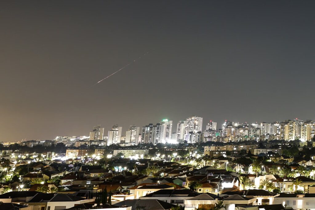 Irán dispara misiles contra Israel por primera vez desde el alto el fuego, tras bombardear Netanyahu los suburbios de Beirut