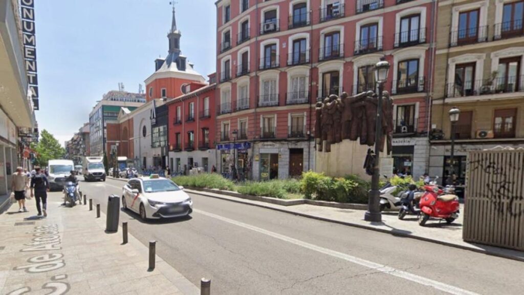 Un camión atropella y deja en estado grave a una mujer de 92 años en la calle Atocha