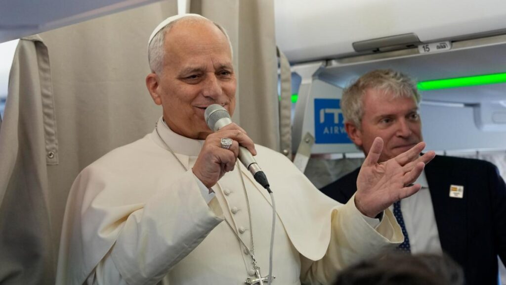 León XIV, preguntado sobre el Barça y el Madrid en el vuelo hacia España: “El Papa es de todos, pero Prevost es del Madrid”