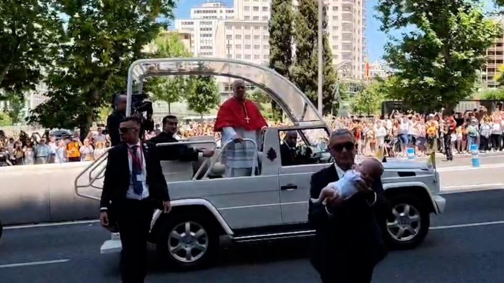 León XIV, el papa de los bebés: bendice a más de 15 en su recorrido por las calles de Madrid