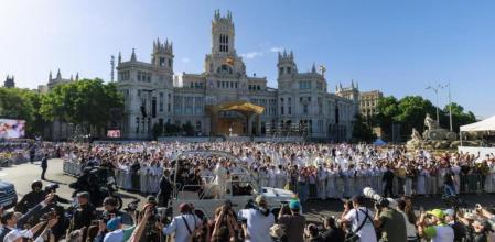 La marea multitudinaria que acude a Cibeles vive con fervor y emoción la visita del Papa