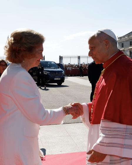 La reina Sofía se viste de blanco para acompañar al Papa en la ofrenda a la virgen de la Almudena