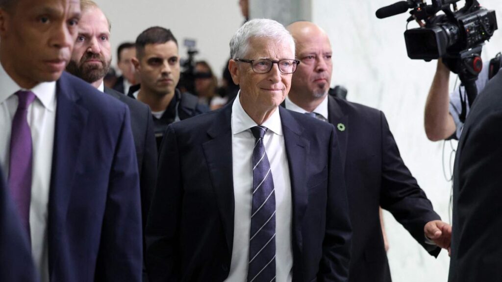 Gates niega saber de los delitos de Epstein y dice que le presionó con difundir sus infidelidades
