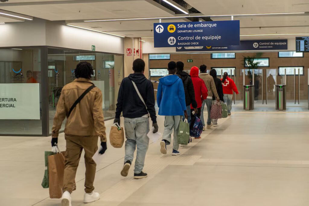 La Eurocámara aprueba el reglamento que facilita los centros de deportación de migrantes | Internacional