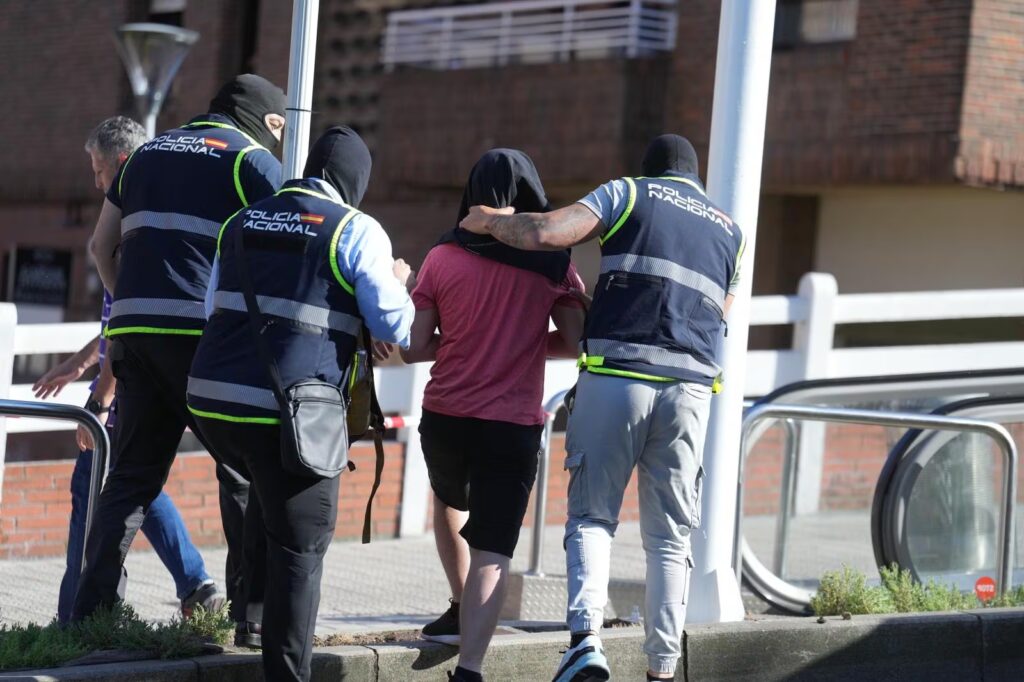 La difusión de un documento judicial con detalles de una investigación precipita la detención en Bizkaia de dos presuntos miembros de Hezbolá