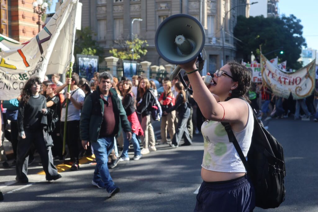El desguace de las becas universitarias en Argentina: “Antes podía comprar libros, ahora ni puedo pensarlo”