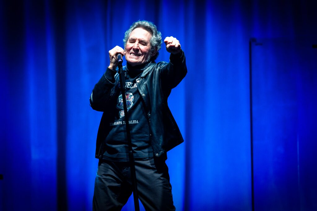 Miguel Ríos sufre un pequeño accidente doméstico y cancela sus próximos conciertos por un “leve traumatismo craneal” | Cultura