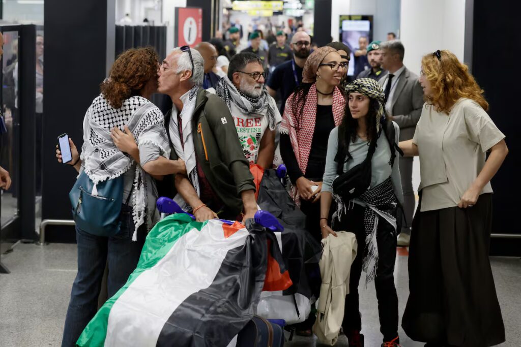 Los activistas de la caravana de ayuda a Gaza detenidos en Libia, en huelga de hambre | Internacional
