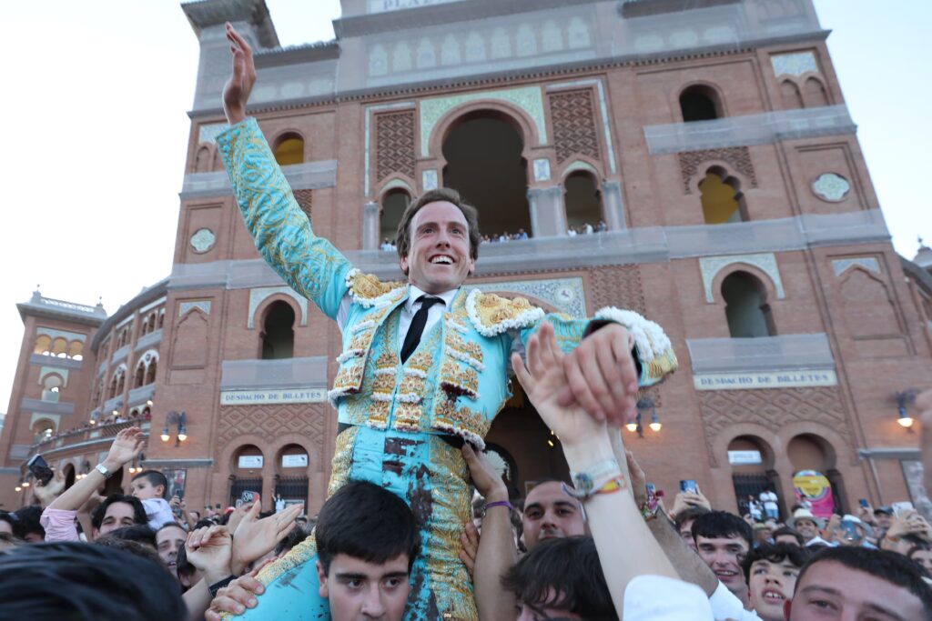Feria de San Isidro: Román, vibrante Puerta Grande con un victorino de bandera | Cultura