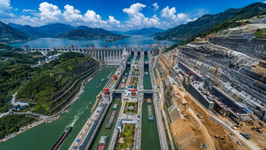 La mayor arteria económica de China recibe un megaproyecto de US$ 11,39 mil millones para permitir el paso de barcos por las Tres Gargantas: nuevas esclusas excavadas en la montaña prometen duplicar la fuerza logística del río Yangtze hasta 2050.