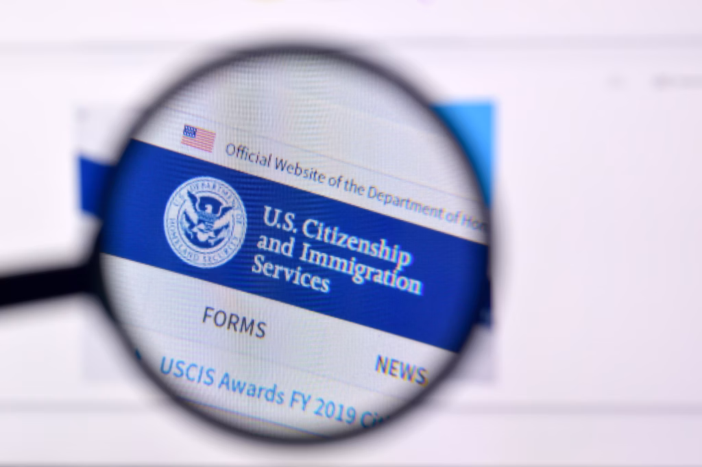 Juez federal anula restricciones migratorias de Trump y ordena reanudar trámites de asilo